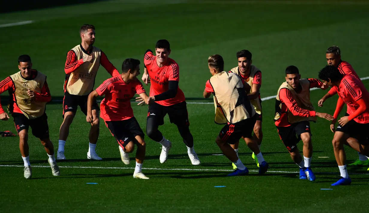 Para pemain Real Madrid melakukan pemanasan selama berlatih jelang menghadapi FC Viktoria Plzen pada lanjutan grup G Liga Champions di Valdebebas, Spanyol (22/10). Saat ini Madrid berada di posisi kedua dengan nilai tiga. (AFP Photo/Gabriel Bouys)