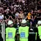 Suporter Juventus menunggu pertandingan dimulai setelah kick-off ditunda karena "keselamatan publik" selama pertandingan Serie A Italia antara Torino dan Juventus FC di Stadion Olimpiade Grande Torino di Turin pada 24 Mei 2026. (MARCO BERTORELLO/AFP)