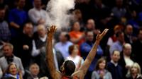 Small Forward Cleveland Cavaliers, LeBron James, melalukan 'chalk toss' ke udara sebelum pertandingan dimulai. (EPA/Jason Szenes)