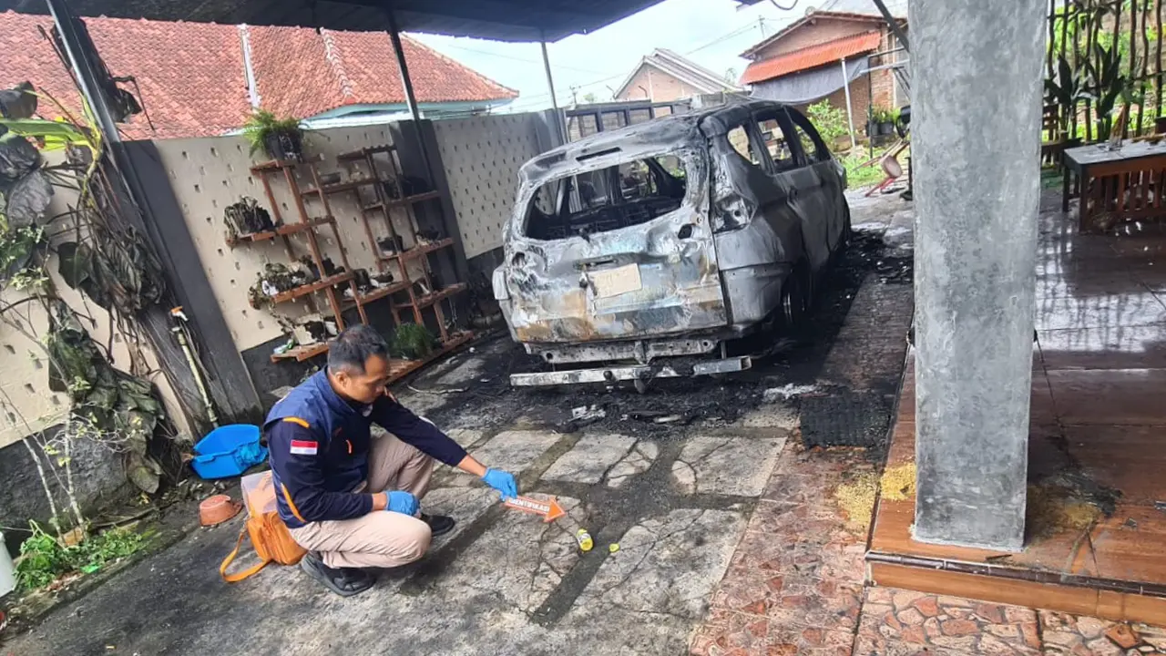 Polisi olah TKP, pria bakar rumah dan mobil istri siri karena tepergok selingkuh dan main judi (Istimewa)