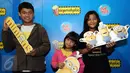 Sejumlah anak bergaya di photo booth jelang menyaksikan film Minions di Bekasi Cyber Park, Minggu (28/6/2015). Film ini bergenre animasi yang dirilis Illumination Entertaiment dan cukup diminati anak-anak dan dewasa. (Liputan6.com/Helmi Fithriansyah)