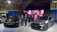 BMW Indonesia meluncurkan seri 5 generasi baru bahan bakar bensin rakitan lokal dan varian listrik baru berperfoma tinggi di GIIAS 2024. (Liputan6.com/Khizbulloh Huda)