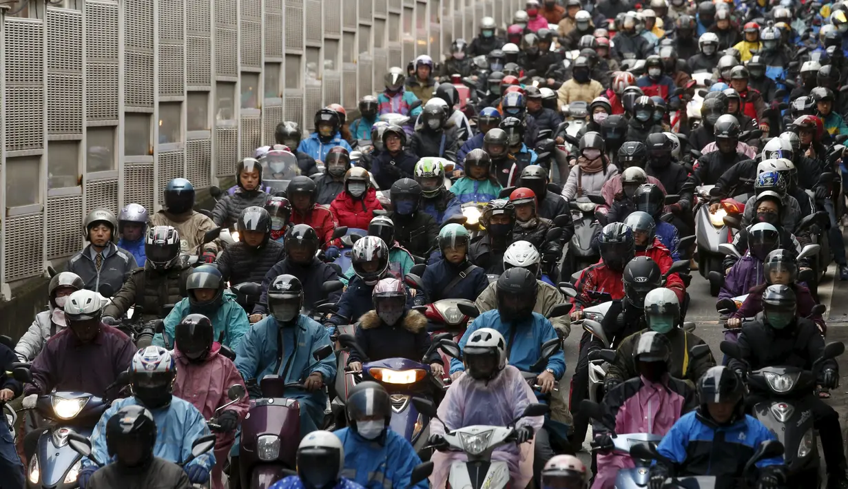 Pemandangan sepeda motor yang memenuhi sebuah jembatan pada jam sibuk di Taipei, Taiwan, Senin (14/3/2016). Di Taipei, orang lebih banyak memilih naik motor untuk mengejar waktu atau bisa dengan mudah mampir ke beberapa tempat. (REUTERS/Tyrone Siu)