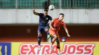 Striker Arema FC, Carlos Fortes (biru), saat berduel udara dalam laga kontra Persiraja Banda Aceh dalam laga pekan kedelapan BRI Liga 1 2021/2022 yang digelar di Stadion Maguwoharjo, Sleman, Sabtu (23/10/2021). Arema FC menang 2-0 dalam laga ini. (Bola.com/Bagaskara Lazuardi)