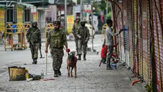 Tentara India dengan anjing pelacak berpatroli di sebuah pasar di Srinagar pada tanggal 10 Mei 2025. (Sajjad HUSSAIN/AFP)