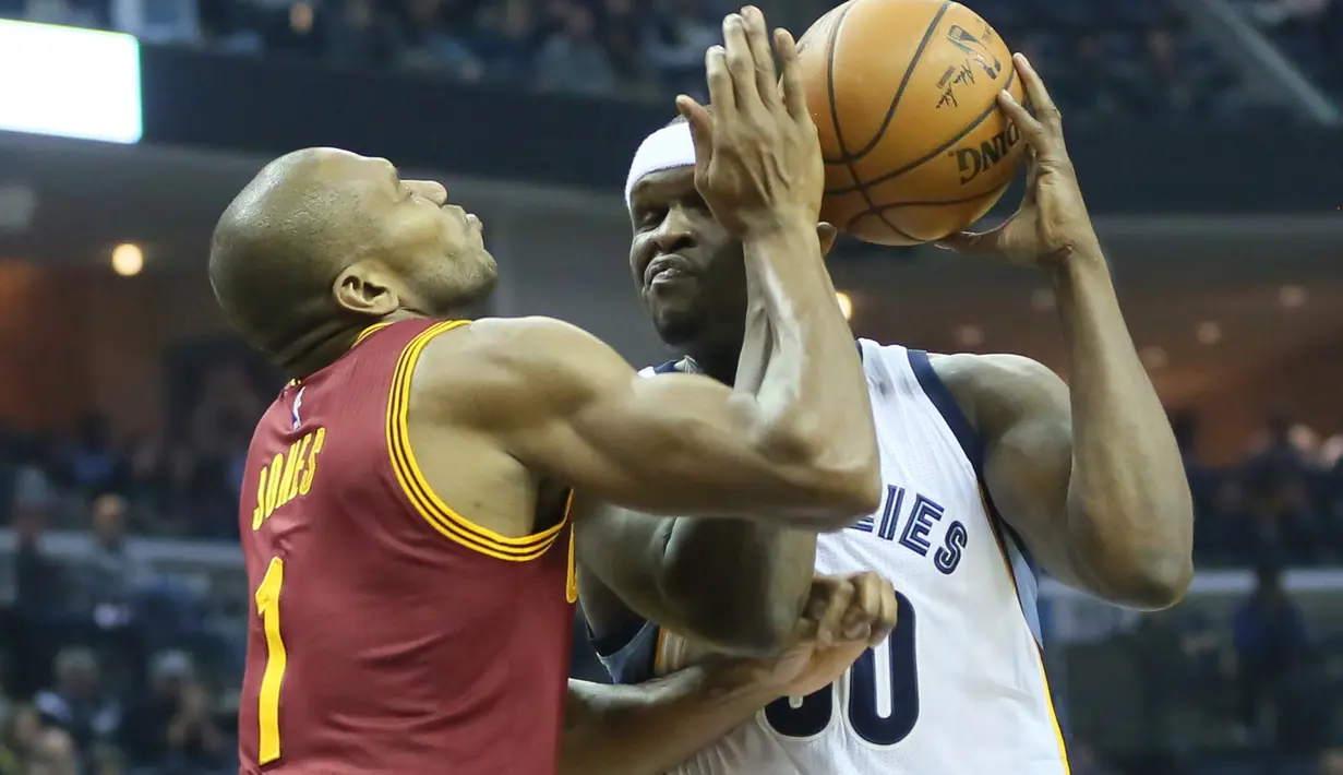 Pemain Memphis Grizzlies, Zach Randolph (kanan) berebut bola dengan pemain Cleveland Cavaliers,  James Jones (kiri) pada laga NBA di FedExForum, (14/12/2016). Memphis menang 93-85. (Reuters/Nelson Chenault-USA TODAY Sports)