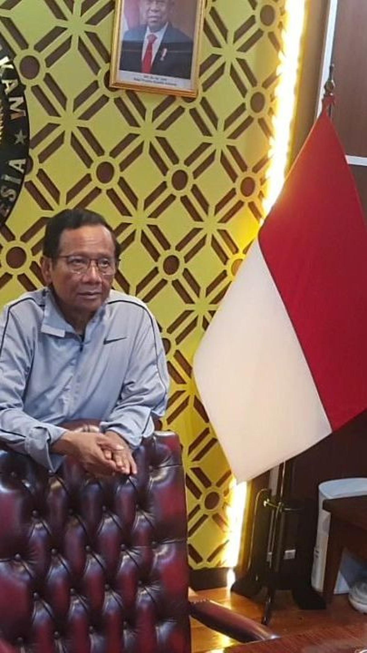 "Saya sebenarnya sudah agak males komentar ini. Satu, kebusukan cara kita berhukum lagi untuk dikomentari sudah membuat mual," kata Mahfud.