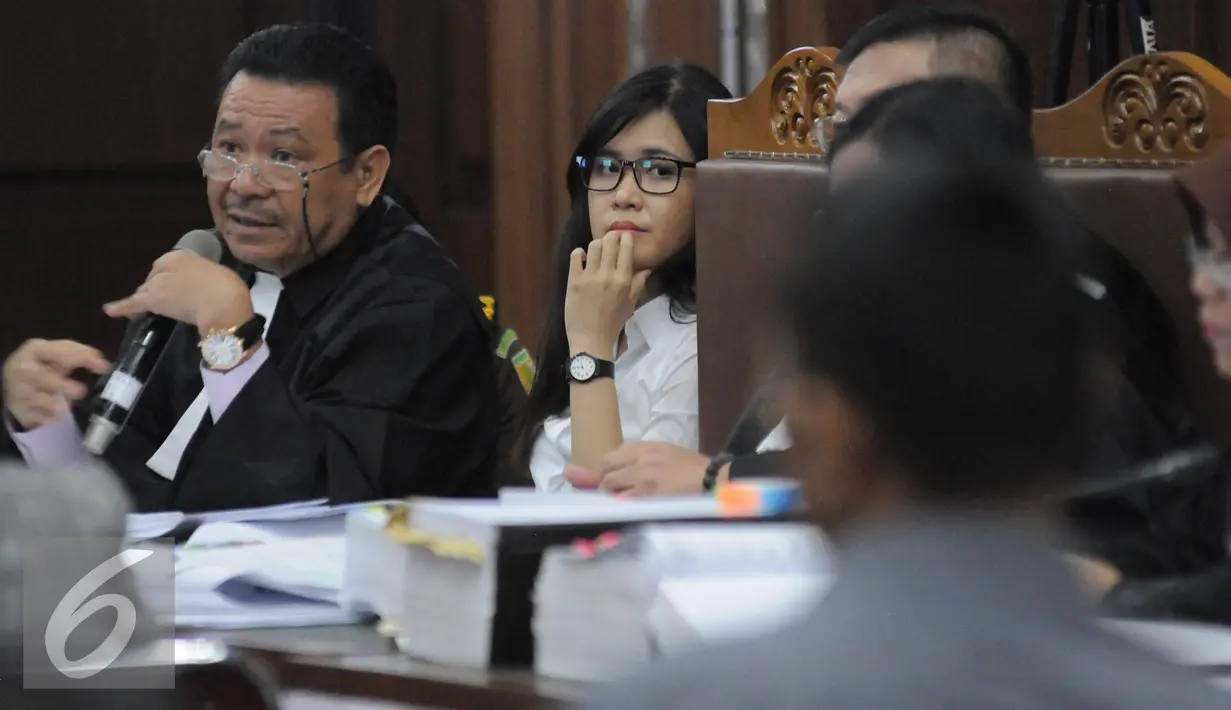 <p>Jessica Kumala Wongso (tengah) saat persidangan ke 25 di PN Jakpus, Senin (26/9). Penampilan Jessica sedikit berbeda dengan mengenakan kacamata. (Liputan6.com/Helmi Afandi)</p>