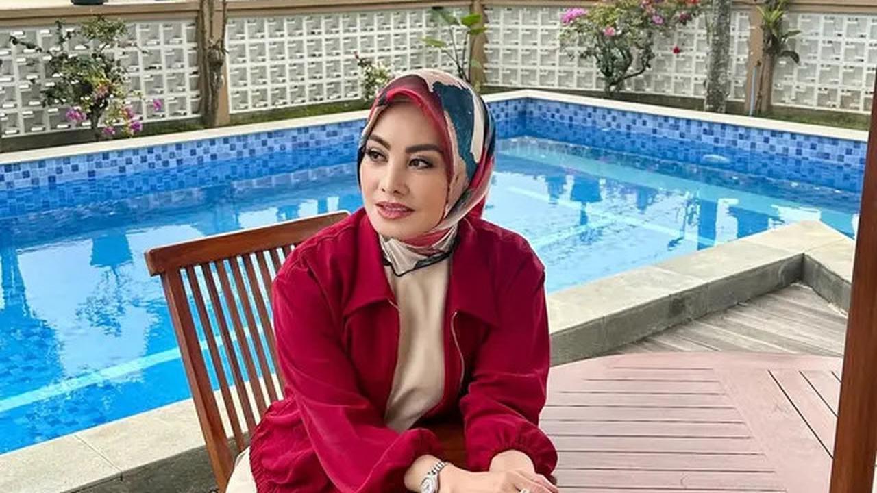 7 Potret Cici Faramida Tetap Cantik dan Awet Muda di Usia 50-an, Outfitnya Selalu Elegan