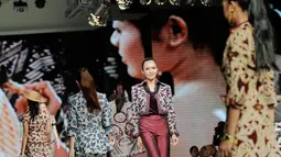 Sejumlah model ini mengenakan rancangan Poppy Dharsono yang bermotif batik Brebes dengan didominasi warna-warna basic. Senin (19/5/2014) (Liputan6.com/Faizal Fanani)