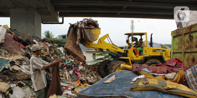 FOTO: Petugas PPSU Angkut Sampah Sisa Banjir di Cipinang Melayu