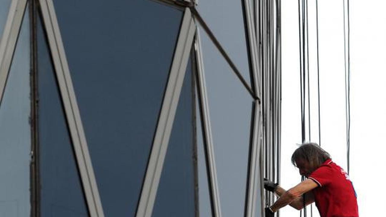 Aksi Spiderman panjat Bakrie Tower