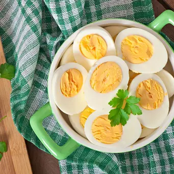 Telur rebus adalah salah satu makanan sederhana yang sering dianggap remeh, padahal manfaat kesehatannya sangat luar biasa. Dalam satu butir telur kecil, terdapat beragam nutrisi penting yang berperan besar dalam menjaga fungsi tubuh. (foto/dok: freepik/timolina)