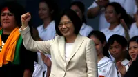 Presiden perempuan pertama Taiwan, Tsai Ing- wen mengepalkan tangannya saat memberikan sambutan ke publik usai upacara pelantikan di istana presiden di Taipei, Jumat (20/5). Tsai Ing- wen menang mutlak pada pemilihan umum Januari lalu (REUTERS/Tyrone Siu)