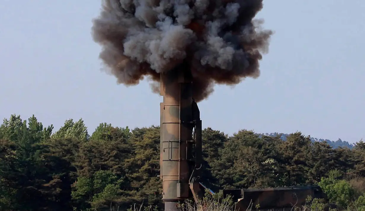 Uji coba peluncuran rudal balistik jarak menengah Pukguksong-2, Korea Utara, Selasa (22/5). Korea Utara mengklaim berhasil melakukan uji coba rudal balistik jarak menengah terbaru mereka. (AP/KCNA)