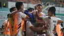 Para pemain Martapura Dewa United merayakan gol ke gawang PSIM Yogyakarta yang dicetak Gufroni Al Maruf dalam laga perebutan tempat ketiga Liga 2 2021 di Stadion Pakansari, Bogor, Kamis (30/12/2021). (Bola.com/Bagaskara Lazuardi)