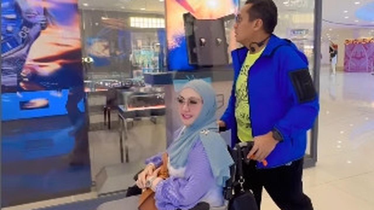 7 Potret Edies Adelia Jalani Operasi Rekonstruksi Lutut, Alami Cidera hingga Harus Naik Kursi Roda - Ternyata Otot Penyangganya Robek