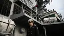 Seorang prajurit melintas di The Destroyer Bystriy atau Kapal perang penghancur Bystriy milik Rusia bersandar di Pelabuhan Tanjung Priok, Jakarta, Senin (28/12/2015). (Liputan6.com/Faizal Fanani)