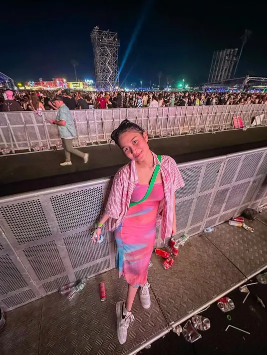 Azizah Salsha juga pernah terlihat mengenakan tie-dye dress bernuansa merah muda yang manis untuk menonton konser. Ia padukan penampilannya dengan kemeja bernuansa senada sebagai outer. [Foto: Instagram/azizahsalsha_]