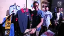 Cawapres nomor urut 02, Sandiaga Uno menunjukkan baju pada peluncuran merchandise Thesandiuno, di Jakarta, Senin (04/2). Merchandise Thesandiuno didesain styles yang menyasar pangsa pasar milenial. (Liputan6.com/Fery Pradolo)