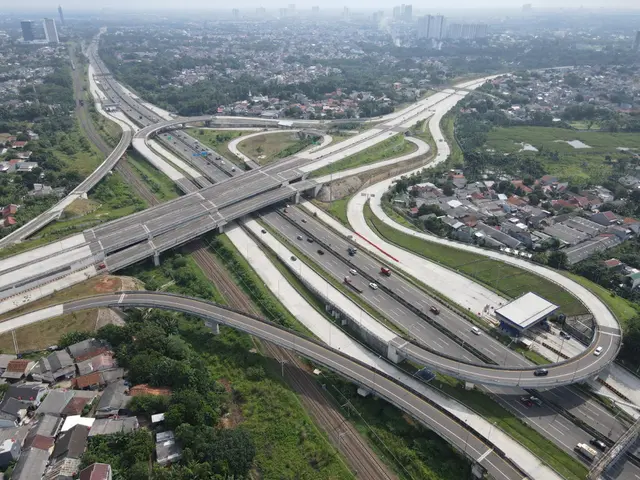 Luhut Tawarkan Investor Peluang Investasi di Industri Jalan Tol
