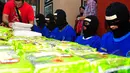 BNN berhasil menangkap tujuh orang tersangka asal Aceh Timur dengan barang bukti sebanyak 20 Kg Sabu dan 580 ribu butir ekstasi, Jakarta, Rabu (13/5/2015). (Liputan6.com/Yoppy Renato)