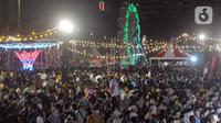 Warga antre naik wahana permainan komidi putar pada malam Jaya Raya Jakarnaval, atau Jakarta Night Carnaval Jakarta di kawasan Monumen Nasional, Sabtu (22/6/2024). (merdeka.com/Imam Buhori)