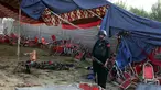 Seorang polisi Pakistan berjaga-jaga di lokasi serangan bom bunuh diri hari Minggu di distrik Bajur, Khyber Pakhtunkhwa, Pakistan, Senin, 31 Juli 2023. (AP Photo/Mohammad Sajjad)