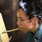 Alana Tillman, seorang pelukis wanita yang terlahir dengan cacat tangan dan kaki tidak bisa digerakkan berhasil membuat karya dengan mulut.