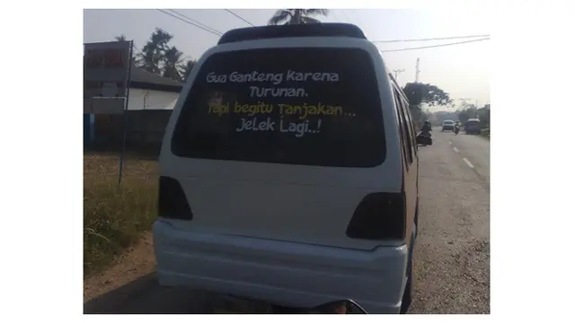 Tulisan Kocak Dibelakang Angkot Ini Bikin Gagal Fokus