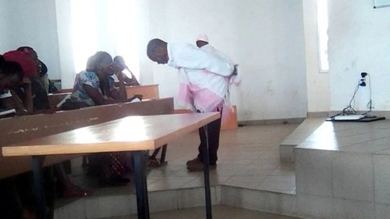 Gendong Bayi Sambil Mengajar, Profesor di Afrika Dapat Pujian