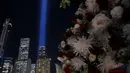 Kali pertama Tribute in Light dinyalakan pada malam peringatan satu tahun tragedi 9/11. (Leonardo Munoz/AFP)
