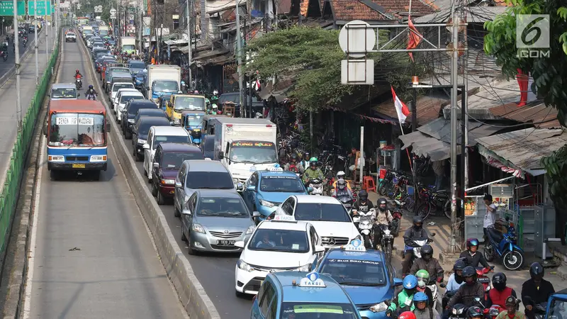 Parkir di Tepi Jalan, Truk Proyek Pasar Rumput Sebabkan Kemacetan di Manggarai