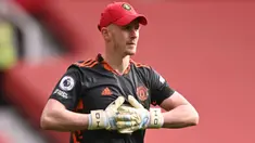 Dean Henderson masih kesulitan mendapatkan tempat di bawah mistar gawang Manchester United, menggantikan peran David De Gea. Namun, ia terus menampilkan performa apiknya dengan mencatat presentase penyelamatannya sebesar 76 persen pada musim lalu. (Foto: AFP/Pool/Stu Forster)