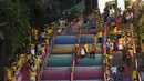 Umat Hindu berjalan di lantai atas kuil Sri Subramaniyar dalam prosesi selama festival Thaipusam di Gua Batu di pinggiran Kuala Lumpur, Malaysia, Selasa (18/1/2022). Acara tetap mematuhi prosedur operasi standar yang ketat karena pandemi COVID-19. (AP Photo/ Vincent Thian)