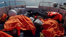 Mayat imigran yang ditemukan saat tenggelam di Laut Aegea, Turki, (8/2). Ada 35 imigran yang tenggelam dan ditemukan tewas. (STR / AFP)