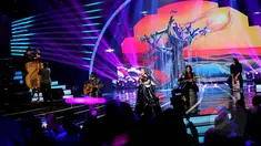Grup band, Kotak memeriahkan malam penghargaan Liputan 6 Awards 2015, yang diselenggarakan di Studio Emtek, Jakarta, Rabu (20/5/2015). (Liputan6.com/Faisal R Syam)