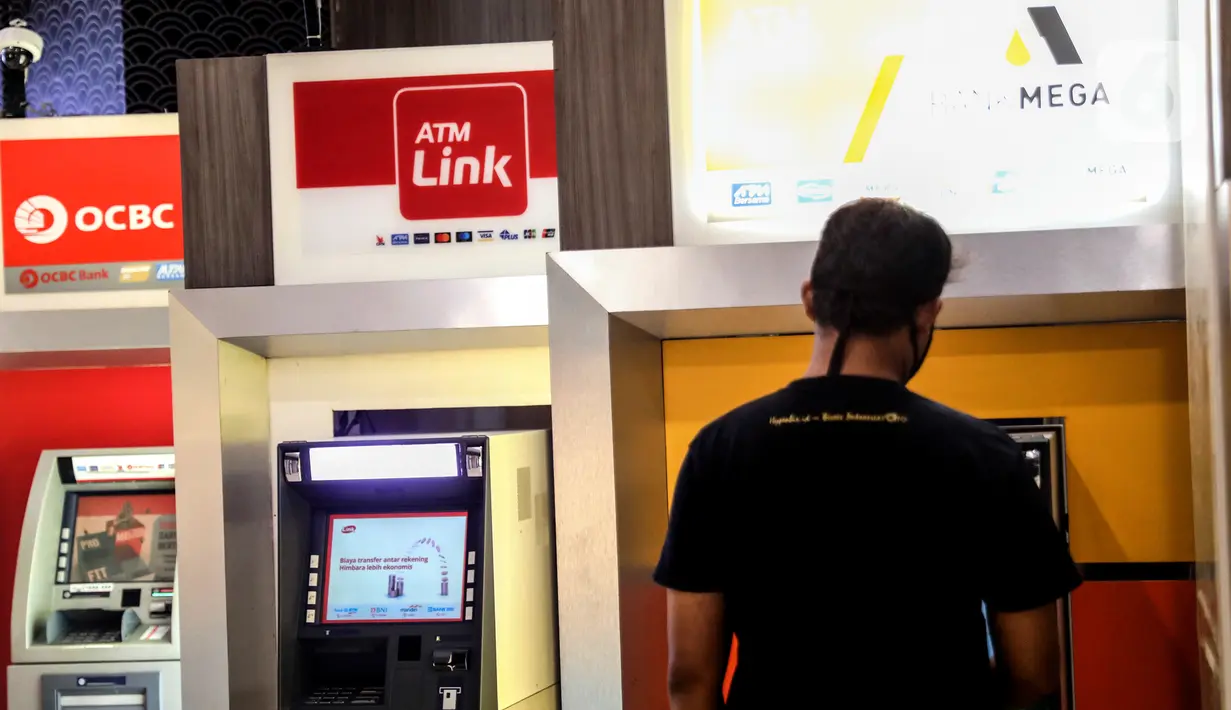 Warga melakukan transaksi di mesin ATM kawasan Kuningan, Jakarta, Rabu (12/10/2022). Transaksi perbankan secara digital terus tumbuh pesat selama beberapa tahun terakhir. (Liputan6.com/Johan Tallo)