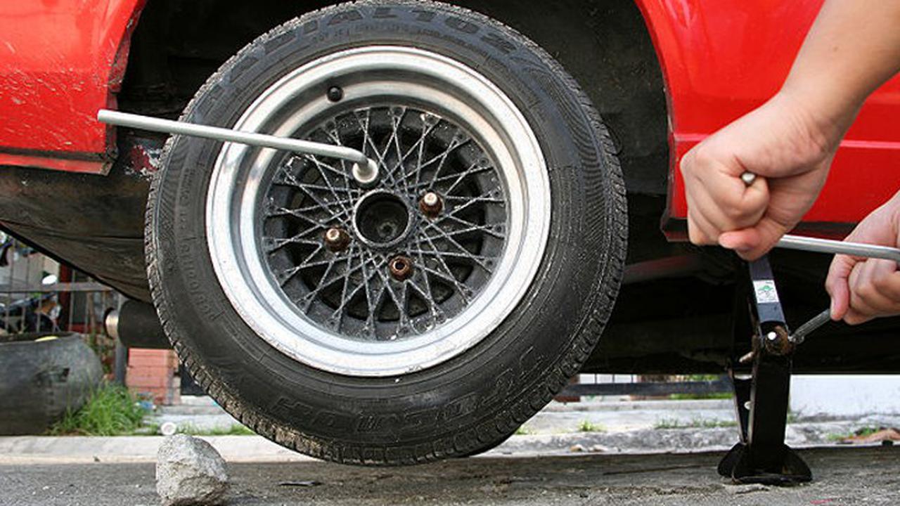 Catat, Ini Cara Mengganti Ban Kempis yang Benar 