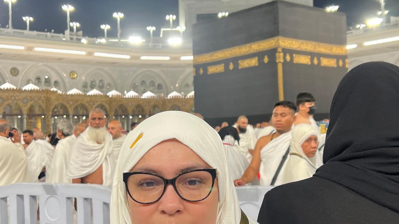 Umrah di Bulan Ramadan, Uya Kuya Perlihatkan Suasana Menunggu Buka Puasa di Depan Ka'bah