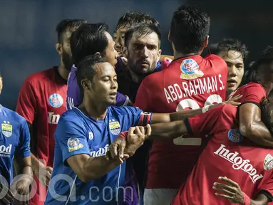 Gelandang Bali United, Yabes Roni, dikejar kapten Persib Bandung, Atep, saat laga uji coba di Stadion GBLA Bandung, Jawa Barat, Sabtu (8/4/2017). Yabes Roni dikejar karena menendang bola ke arah Michael Essien. (Bola.com/Vitalis Yogi Trisna)