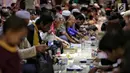 Umat muslim buka puasa bersama di Masjid Istiqlal, Jakarta, Senin (6/5/2019). Seluruh pembiayaan takjil untuk berbuka puasa bersama ini bersumber dari anggaran masjid dan sumbangan masyarakat. (Liputan6.com/Faizal Fanani)