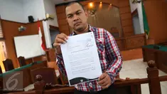 Tim penasehat hukum mantan anggota Komisi II DPR, Miryam S Haryani menunjukkan surat permohonan pemeriksaan praperadilan di PN Jaksel, Senin (8/5). Hakim tunggal Asiadi Sembiring menunda sidang perdana praperadilan Miryam. (Liputan6.com/Immanuel Antonius)