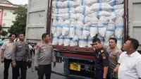 Ditreskrimsus Polda Kepulauan Riau mengamankan dua kontainer berisikan ribuan karung barang bekas berasal dari Singapura di Batam. (Liputan6.com/ Ajang Nurdin)