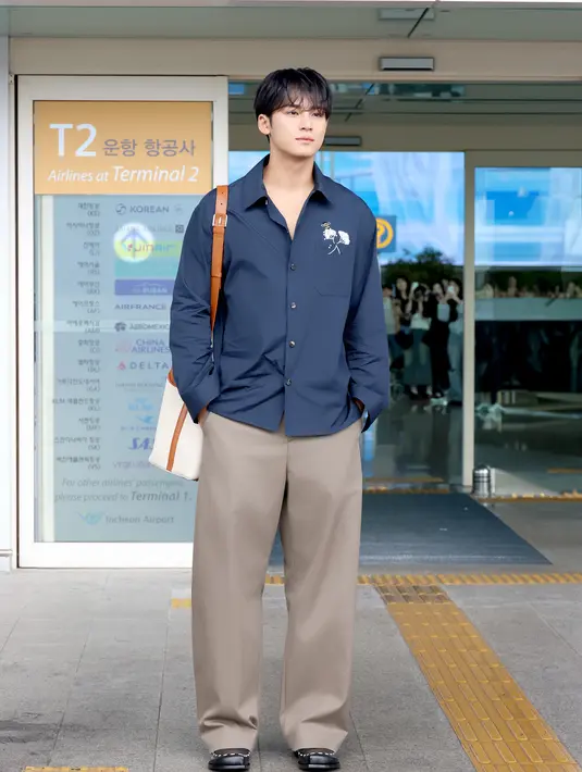 MINGYU hadirkan interpretasi maskulin yang kasual namun polished dengan kemeja Flower Bee Embroidery [Dior]