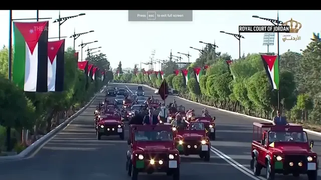 Prosesi "Red Procession" dalam pernikahan Putri Iman, yang kemungkinan besar juga akan dilakukan dalam pernikahan Putra Mahkota Yordania, Pangeran Hussein dan Rajwa Khaled. (Youtube/AP)