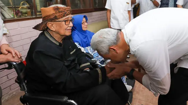 Bakal Calon Presiden (Bacapres) Ganjar Pranowo menyambangi Solihin Gautama Purwanegara (Solihin GP) di kediamannya yang berada di kawasan Coblong, Kota Bandung, Jawa Barat, Rabu (4/10) (Istimewa)