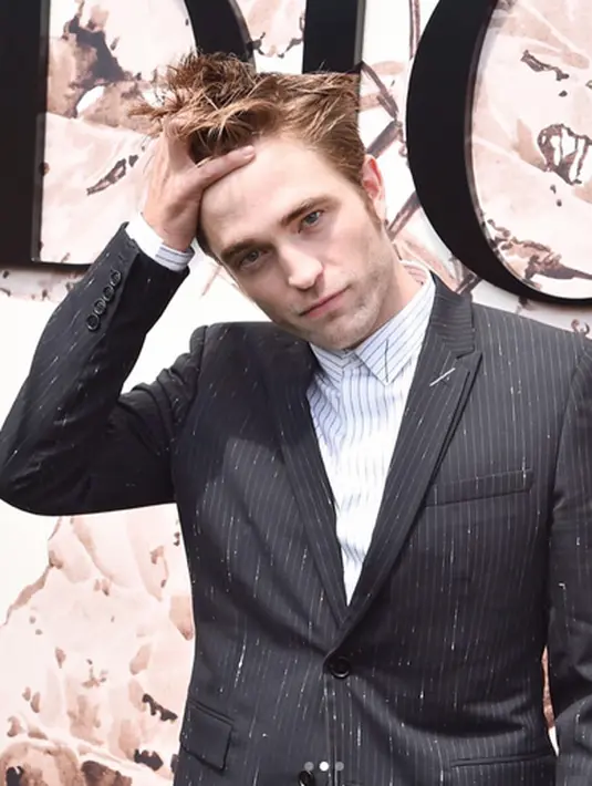 Robert Pattinson mengaku sangat nakal saat berusia remaja. Merasa sangat menyesal dengan ulah yang pernah terjadi di masa lalu, namun Pattinson menganggapnya sebagai kenalan masa remaja. (Instagram/robertpattinsonpriv)