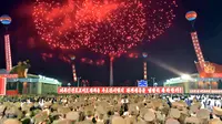 Pesta kembang api saat merayakan kesuksesan peluncuran bom hidregon antarbenua Korut di Kim Il Sung Square, Pyongyang, Rabu (6/9). Bom hidrogen itu disebut dapat melenyapkan seluruh penghuni New York jika dijatuhkan di kota itu. (STR/KCNA VIS KNS/AFP)