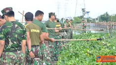 Citizen6, Surabaya: Pembersihan enceng gondok dari Bozem Morokrembangan ini, seakan pekerjaan yang tidak kunjung selesai. Padahal telah meningkatkan pembersihan dari satu kali menjadi seminggu tiga kali. (Pengirim: Penkobangdikal)